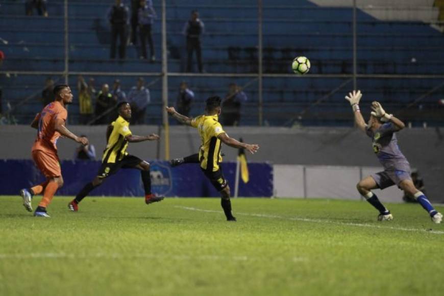 Iván 'Chino' López definió de esta manera su gol contra el Parrillas One, para el tercer tanto del Real España. Foto Yoseph Amaya