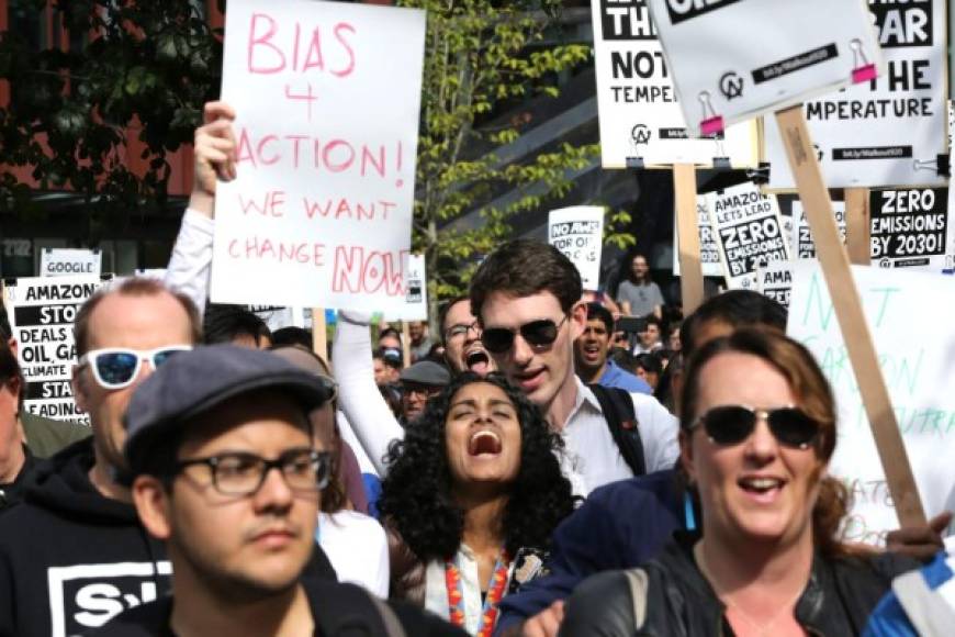 Ciudadanos manifestandose a favor del planeta en la ciudad de Seattle, Washington, EEUU.