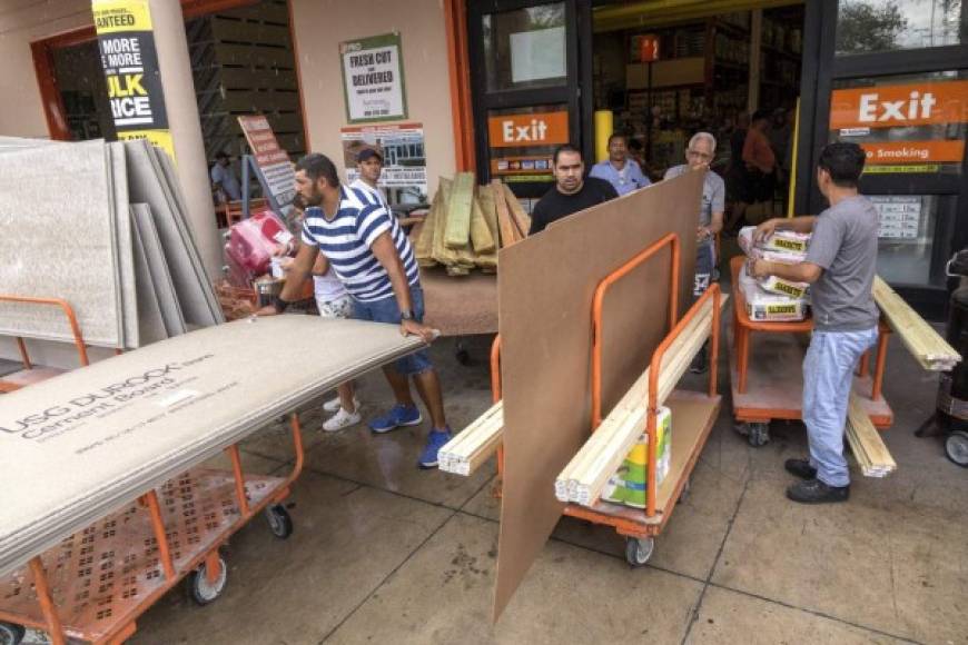 Los residentes de Miami han abarrotado las ferreterías de cara al huracán Irma.