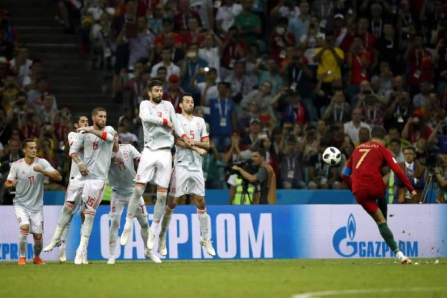 El momento en el que Cristiano Ronaldo realiza su tiro libre para el empate 3-3 de Portugal ante España. Foto AFP