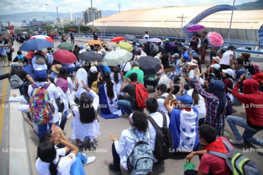 Capitalinos protestando en Tegucigalpa.