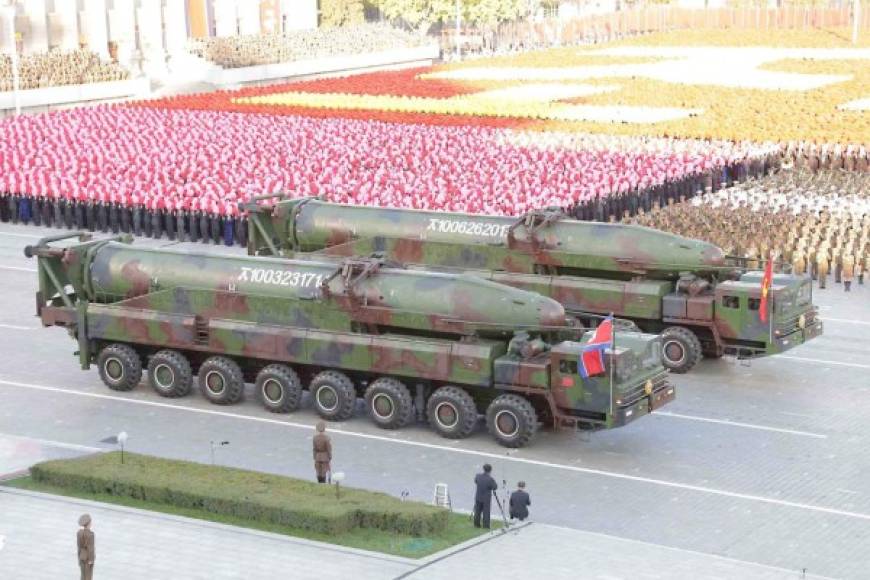 El Ejército Popular norcoreano también mostró proyectiles de diversos tamaño -entre ellos un gran misil que según expertos podría ser el KN-08 capaz de alcanzar territorio continental de EUA.