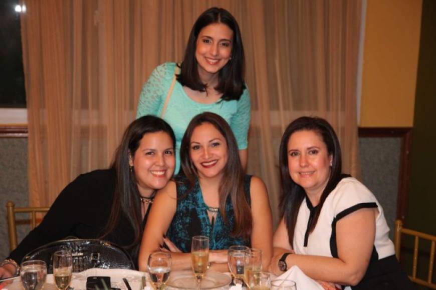 Isby Sánchez con Ofelia Castellanos, Alejandra Núñez y Norma Rubí.