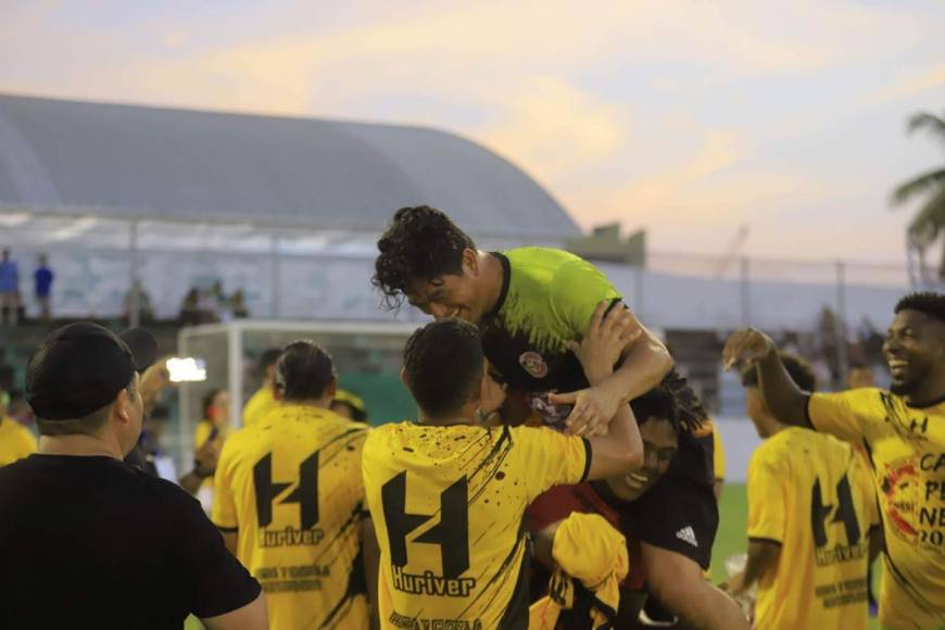 Reynaldo Tilguath, celebró eufórico con sus jugadores tras quedar campeón del Torneo Clausura 2023 de la Liga de Ascenso.