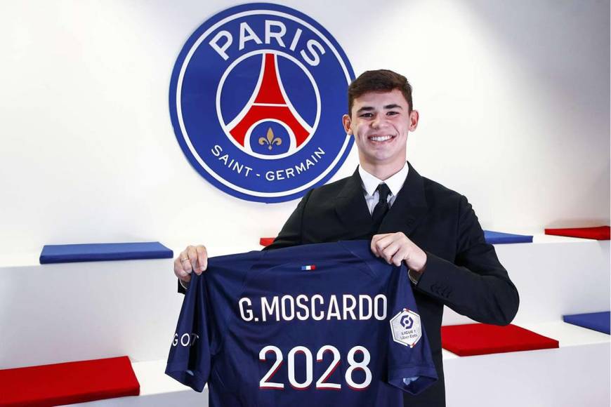 La joven promesa brasileña Gabriel Moscardo, de 18 años, firmó un contrato con el París Saint-Germain hasta 2028, aunque jugará cedido lo que resta de la temporada en su actual club, el Corinthians.