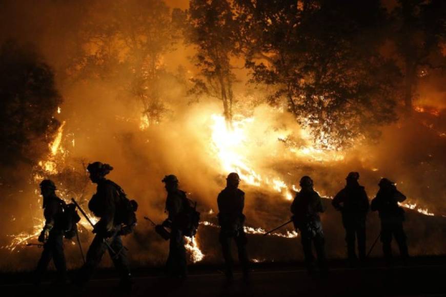 Cuatro bomberos resultaron con graves quemaduras cuando intentaban controlar el fuego en el oeste de California.