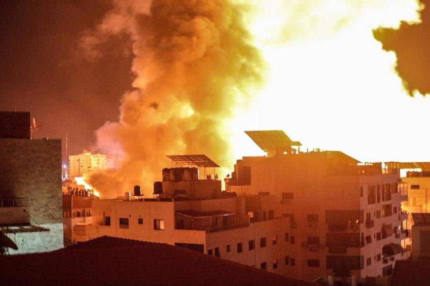 La fuerza aérea israelí realizó decenas de bombardeos en la Franja de Gaza, donde varios grupos armados dispararon cohetes contra Israel.