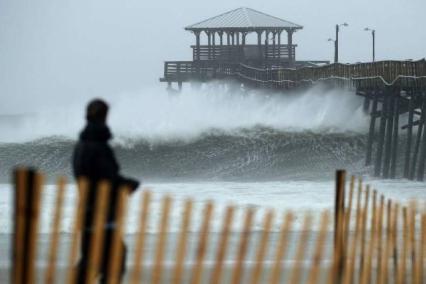 ATLANTIC BEACH, NC - SEPTEMBER 13: Waves crash underneath the Oceana Pier as the outer bands of Hurricane Florence being to affect the coast September 13, 2018 in Atlantic Beach, United States. Coastal cities in North Carolina, South Carolina and Virginia are under evacuation orders as the Category 2 hurricane approaches the United States. Chip Somodevilla/Getty Images/AFP