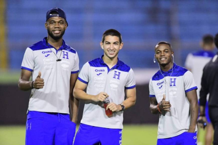 Jorge Benguché, Jonathan Rubio y Edwin Solano sonríen antes del inicio del partido.
