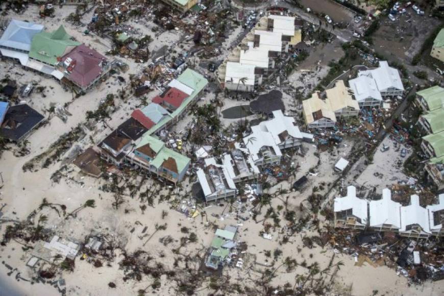 'Es una devastación total, Barbuda es literalmente un escombro', dijo Browne a la prensa local. El portavoz de la oficina de manejo de emergencias, Midcie Francis, añadió en un comunicado que una persona murió y que el daño es extenso.