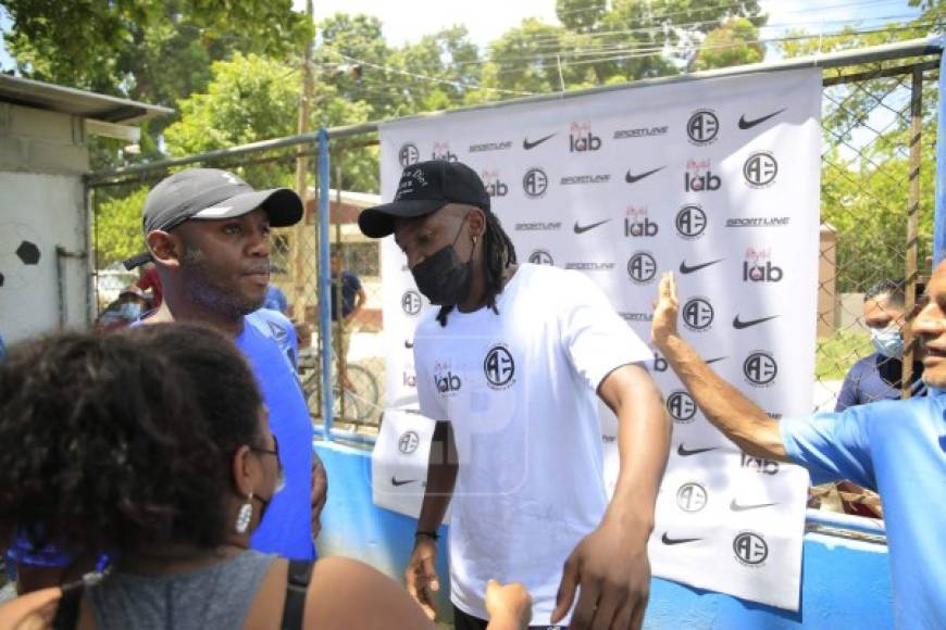 'Estar aquí para mí es un orgullo ayudar a los niños, es un gran esfuerzo de muchas personas. Sé lo que es jugar en este campo donde anoté muchos goles. Pueden disfrutar todos', afirmó la Panterita, quien fue ovacionado.<br/><br/>