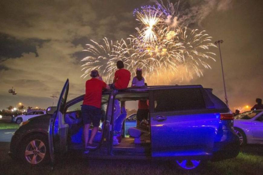 Las familias estadounidenses observaron los fuegos artificiales desde sus autos para mantener la distancia social.