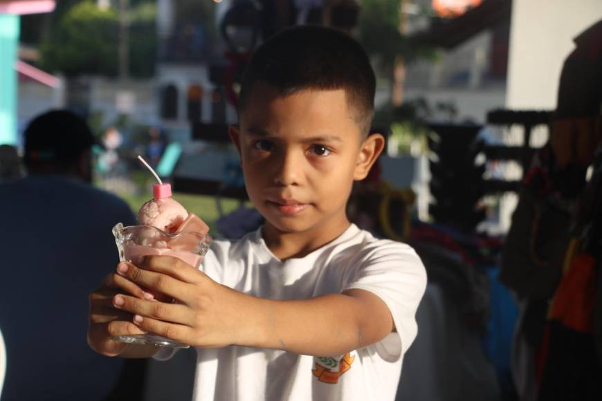 Un niño muestra una vela aromática con forma de helado que fue elaborada a mano.