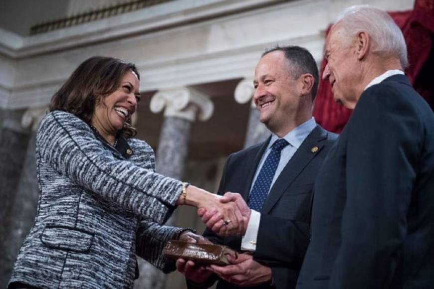 Pocos meses después, Harris fue elegida por el ahora presidente, Joe Biden, como su compañera de fórmula para las elecciones y Emhoff decidió dejar 'temporalmente' su puesto en el importante bufete de abogados centrado en entretenimiento y propiedad intelectual, en el que tiene clientes como el jugador de fútbol americano Willie Gault y empresas como Merck y Walmart, según la Revista Oprah.