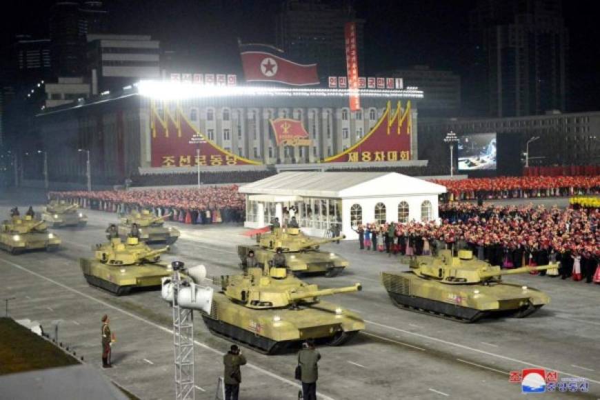 El desfile marcó el congreso del Partido de los Trabajadores (en el poder), en el que el líder norcoreano, Kim Jong Un, afirmó que Estados Unidos es 'el principal enemigo' de su país. FOTO AFP