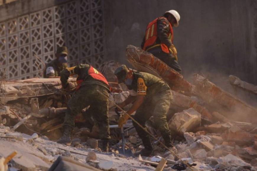 Equipos de rescate trabajan entre los escombros de los edificios colapsados en Ciudad de México.