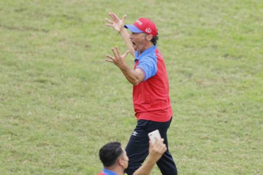 Pedro Troglio, eufórico celebrando tras el pitazo final del partido.