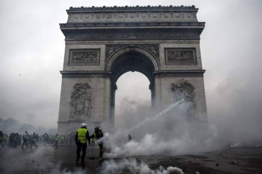 París concentró la ira de los más radicales, que en la mayoría de los casos actuó totalmente al margen del movimiento de los 'chalecos amarillos', como se conoce a estos decenas de miles de franceses que adoptaron, como distintivo, el tradicional chaleco que es obligatorio llevar en los autos para casos de emergencia.