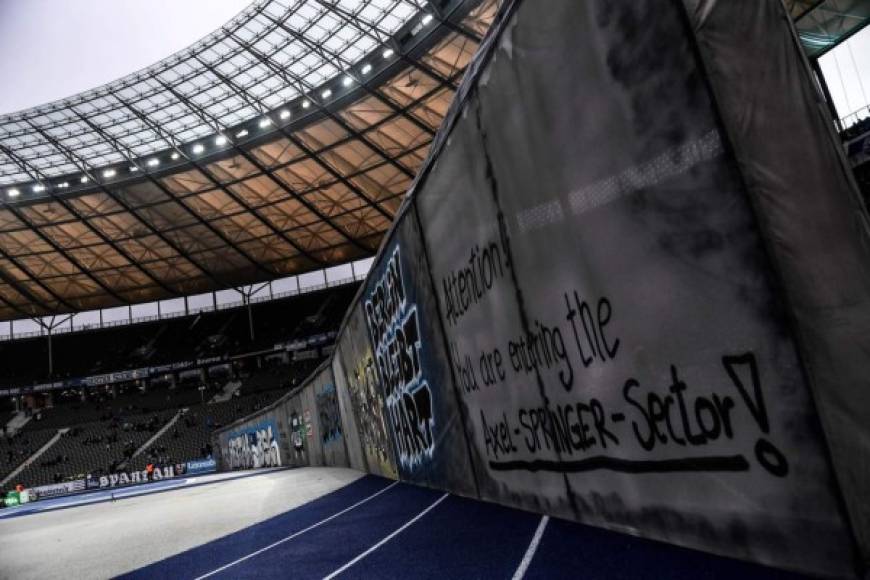 Durante la semana, la ciudad de Berlín celebró la revolución pacífica que condujo a la reunificación de las dos Alemanias en 1990. Los eventos tuvieron lugar en toda la ciudad antes de las celebraciones principales del sábado, que incluyeron la destrucción de un muro en el Olímpico antes del choque de la Bundesliga de Hertha y Leipzig.