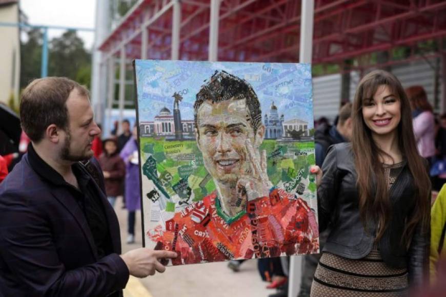 Uno de los hinchas incluso le mostró el retrato que le había hecho, una pintura que guardaba mucha similitud con el futbolista luso. Foto EFE