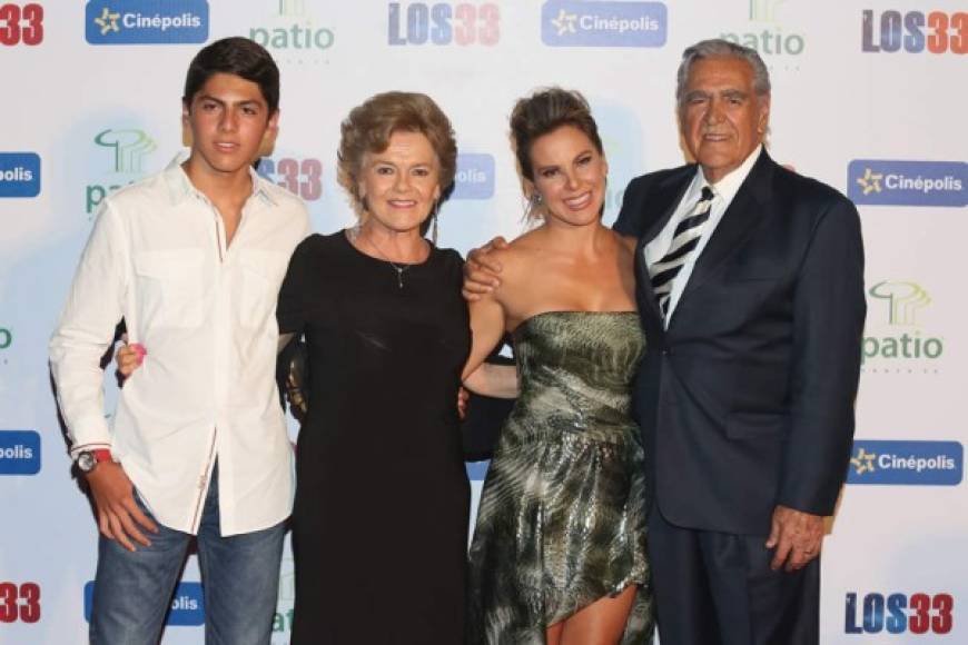 Kate del Castillo estuvo acompañada de su familia y de su padre Eric del Castillo