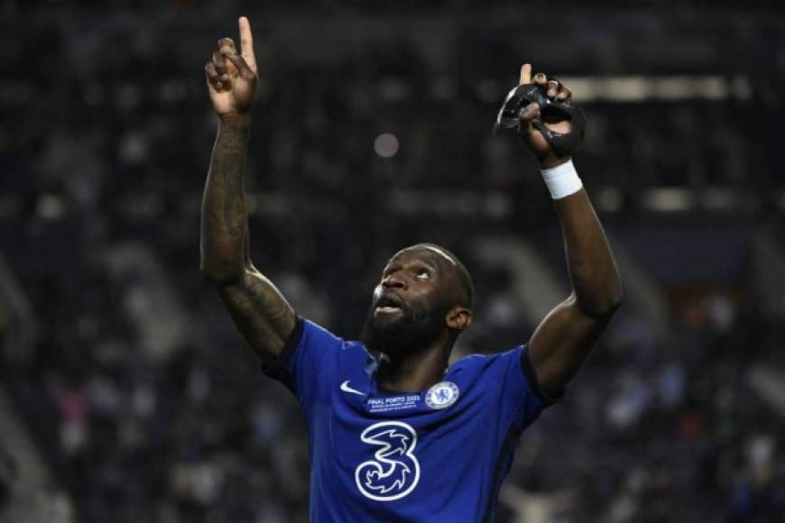 Según Sky Sports, Antonio Rudiger le ha dicho a Thomas Tuchel que está comprometido a permanecer en el Chelsea la próxima temporada, a pesar de que el club aún no ha iniciado conversaciones con el defensa sobre un nuevo contrato. Foto AFP.