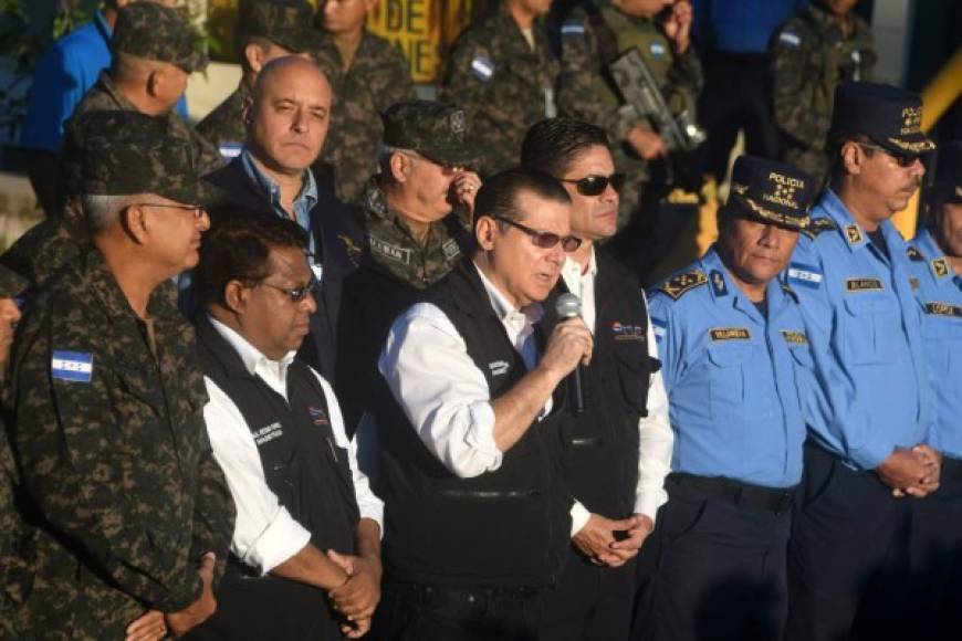 En una rueda de prensa, el magistrado presidente del Tribunal Supremo Electoral de Honduras (TSE), David Matamoros, dijo que los primeros 5 furgones con las maletas que llevan el material electoral salieron este lunes hacia los departamentos de Colón y Atlántida, en el Caribe; Yoro, norte; Copán y Ocotepeque, en el occidente.<br/>