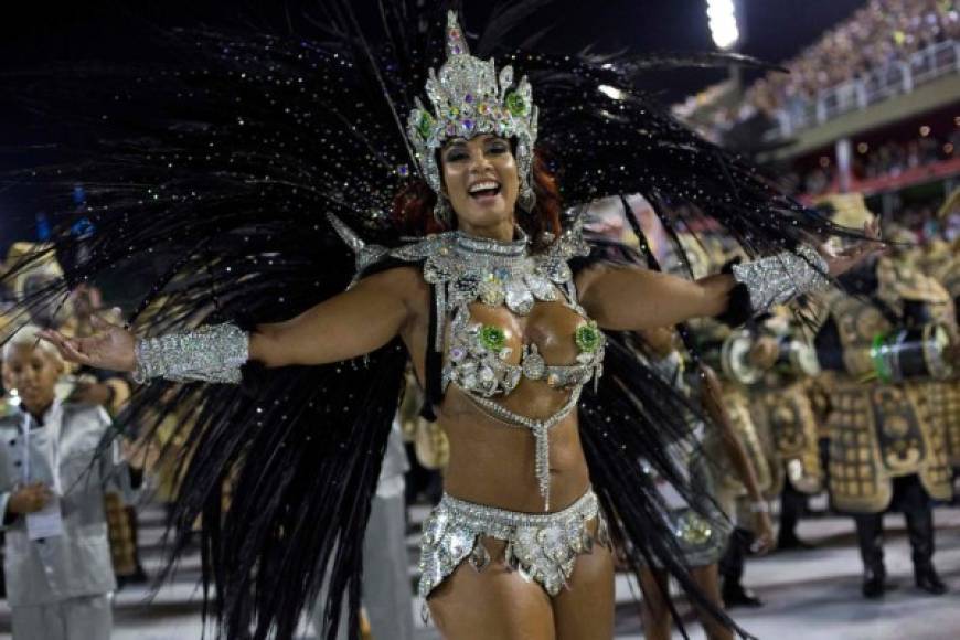 La sensualidad y los coloridos atuendos de las bailarinas de samba se llevaron los aplausos de las más de 72 mil personas que acudieron al sambódromo de Río para disfrutar del espectacular desfile.