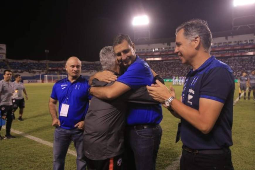 Emotivo abrazo de Reinaldo Rueda con Jorge Salomón, presidente de la Fenafuth.