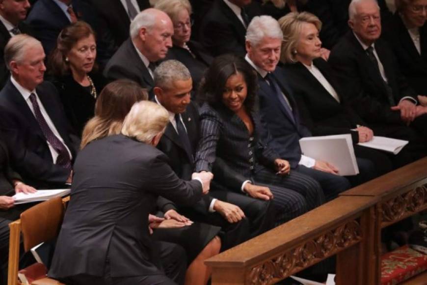 La pareja presidencial se sentó junto a los Obama, los Clinton y el expresidente Jimmy Carter. Trump y Obama intercambiaron un frío saludo mientras que Bill y Hillary ignoraron la llegada del mandatario estadounidense.
