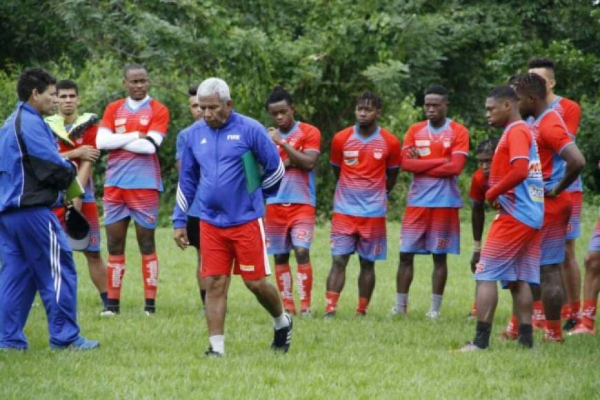 Héctor Castellón, técnico del Vida, confirmó que están a la espera de dos delanteros caribeños para el próximo torneo. 'Esperamos que las cosas salgan bien, que lleguen los jugadores que hemos pedido y con la base del torneo anterior logremos formar un equipo competitivo'.