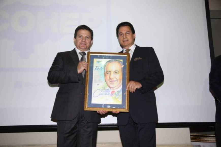 Juan Canahuati: Fundador del Grupo Lovable e impulsor de la maquila en Honduras. Sus hijos Jesús y Mario Canahuati recibieron el reconocimiento en memoria de su padre.