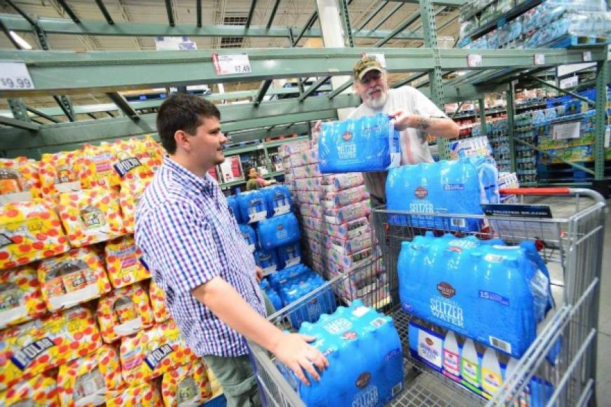 Los principales supermercados se encontraban abarrotados este jueves por compradores que buscaban abastecerse de agua y víveres ante el inminente paso del ciclón que perdonó a Puerto Rico tras desviarse hacia el este.