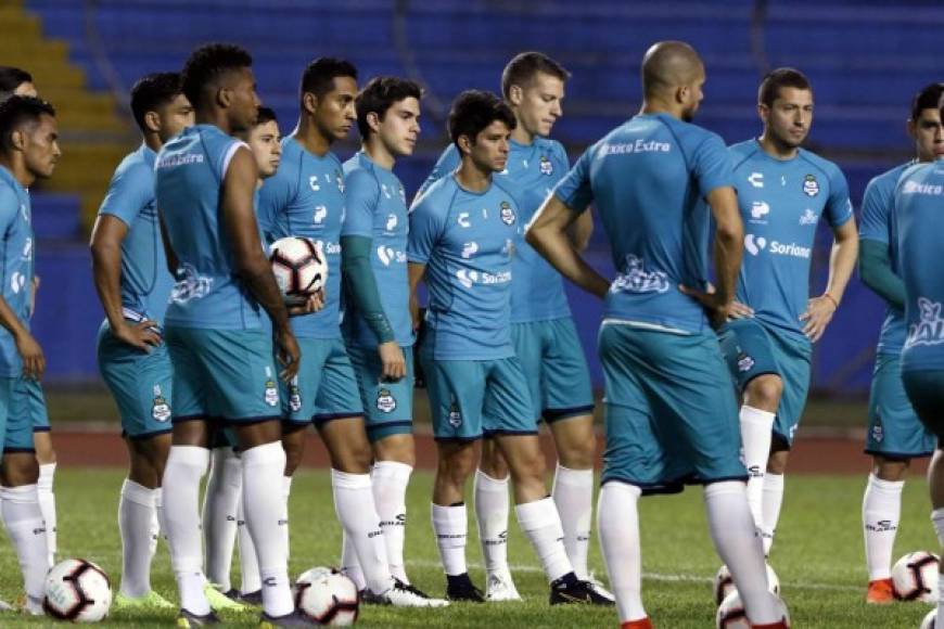 La concentración de los jugadores del Santos durante la charla del técnico 'Chava' Reyes.