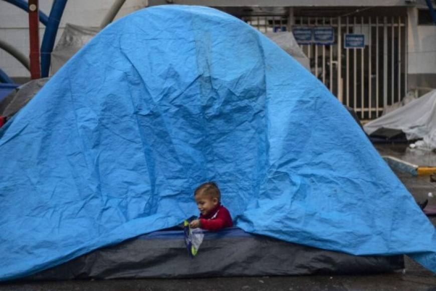 Las tormentas de ayer por la tarde inundaron varias de las tiendas de campaña en las que los migrantes de la caravana intentan protegerse de las lluvias y las bajas temperaturas.