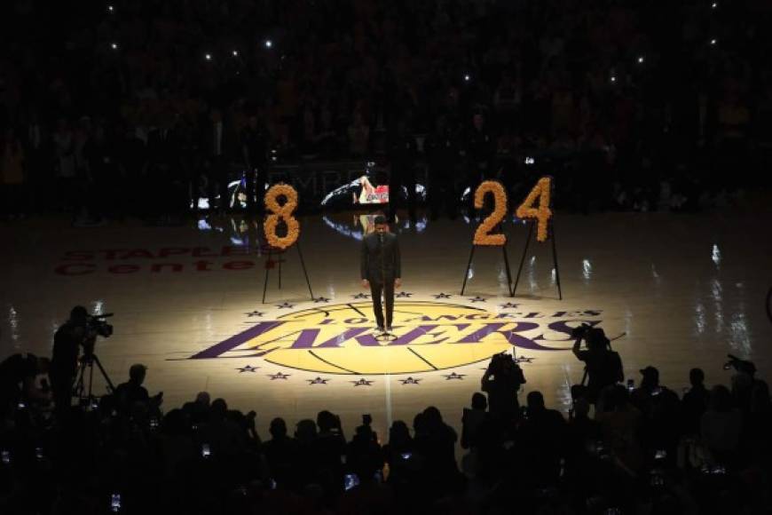 El cantante Usher interpretó 'Amazing Grace' en dedicatoria a Kobe Bryant.