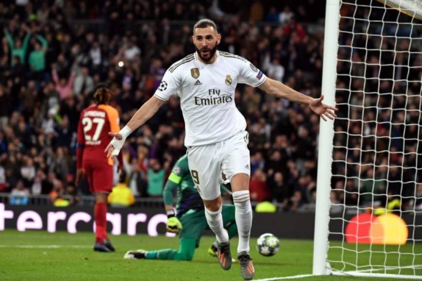 Karim Benzema corre a celebrar con los brazos abiertos el 4-0 del Real Madrid.