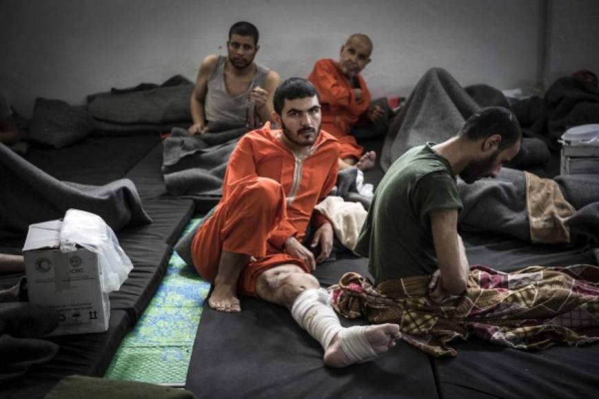 Todos están acusados de ser combatientes del Isis, grupo que hizo reinar el terror hace menos de un año. Un equipo de la agencia AFP consiguió un acceso inusual a una prisión controlada por las fuerzas kurdas en el noreste de Siria donde más de 5,000 terroristas se encuentran recluidos.