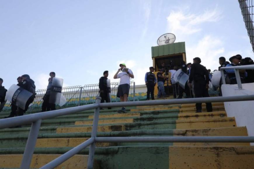 Más de 300 personas estaban en el estadio y la alerta roja que decretó el Gobierno de Honduras solo permite 50 personas en lugares públicos.