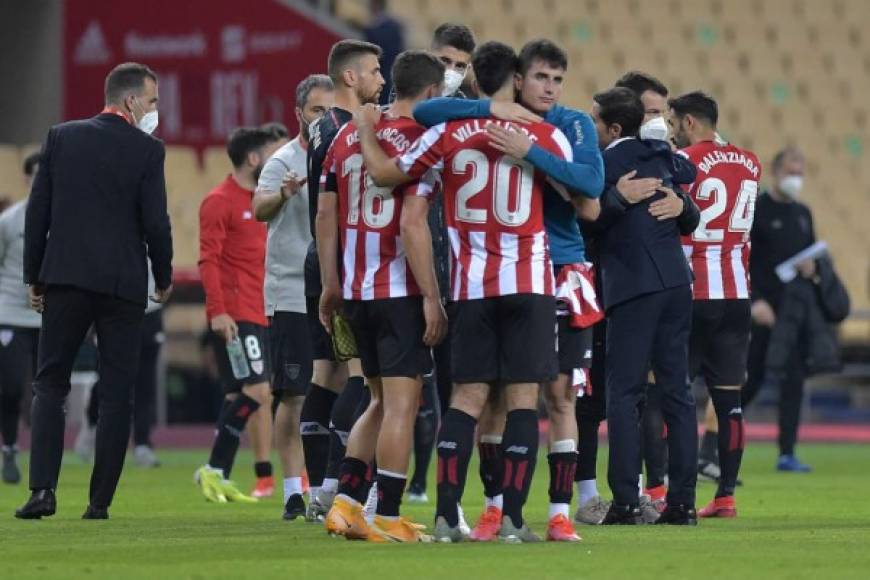 La tristeza de los jugadores del Athletic de Bilbao tras perder la final de la Copa del Rey 2021.