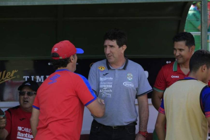 Pedro Troglio pasó por el banquillo del Marathón y saludo a su colega argentino Héctor Vargas.