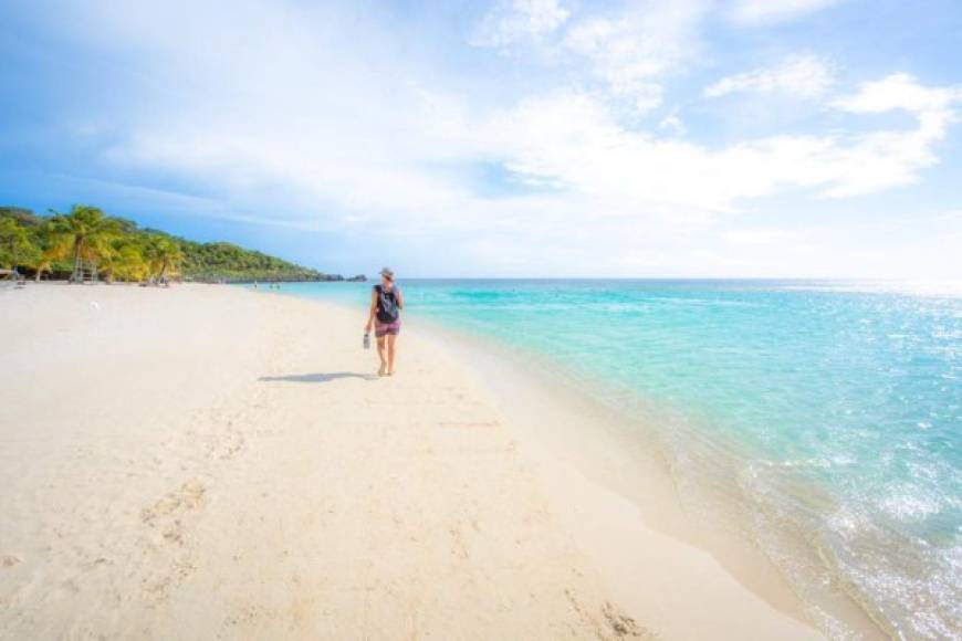 Taisa caminando a lo largo de West Bay en Roatán.