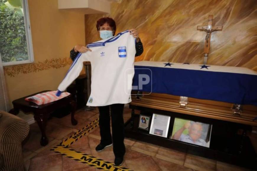 Doña Socorro Herrera, hermana de Chelato Uclés, mostró una camiseta que entraron para colocarla en el ataúd del entrenador.