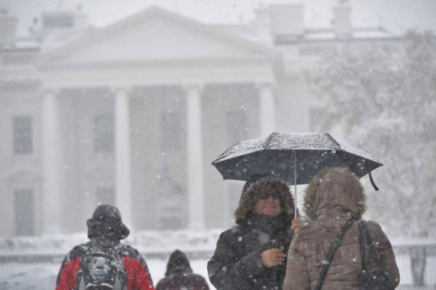 Una inusual tormenta invernal en la flamante primavera boreal, la cuarta en tres semanas en el este de Estados Unidos, provocó el miércoles la anulación de más de 3,000 vuelos y el cierre de las escuelas.