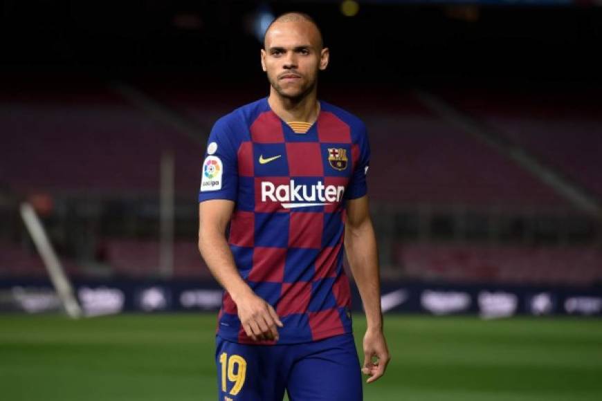 El delantero danés del Barcelona Martin Braithwaite posa durante su presentación oficial en el estadio Camp Nou de Barcelona el 20 de febrero de 2020.