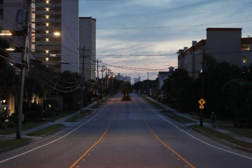 Las transitadas autopistas de las ciudades costeras en Carolina del Norte amanecieron desiertas este jueves tras las masivas evacuaciones por la llegada del peligroso huracán Florence prevista para esta noche.