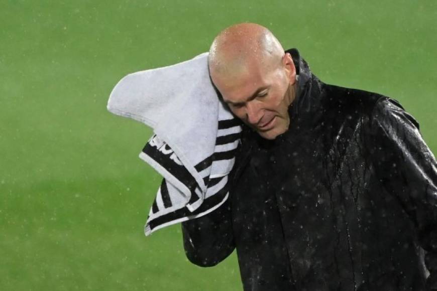 Zidane tuvo que usar una toalla para secarse por el tremendo aguacero que cayó en Madrid.