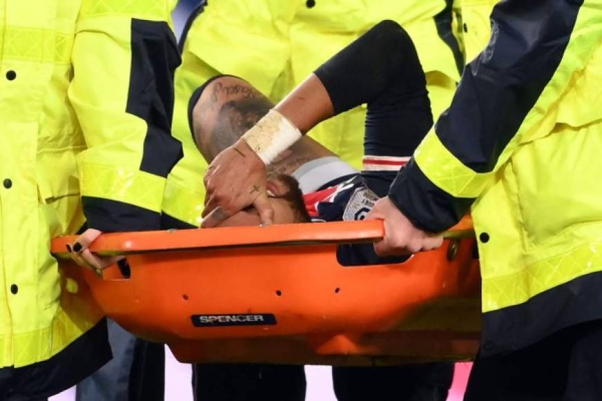 El futbolista brasileño se fue del campo en camilla y llorando.
