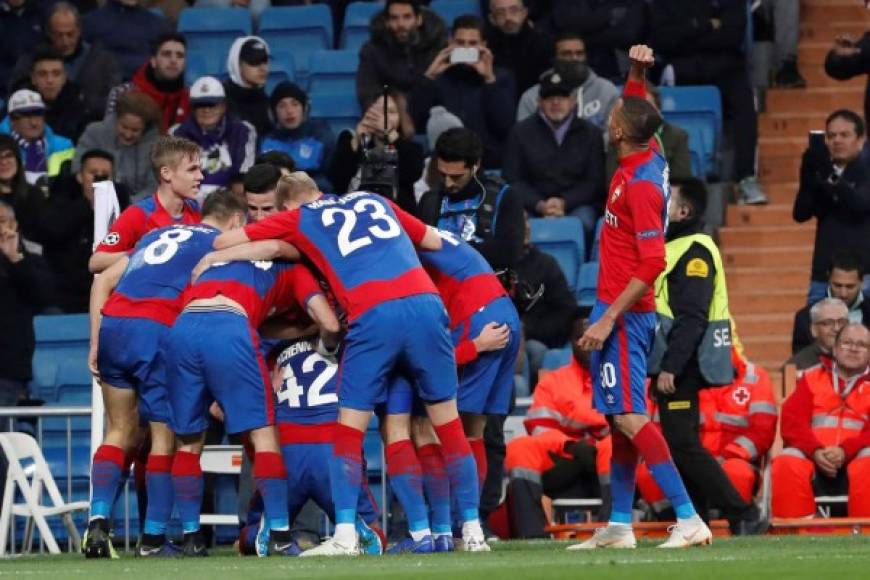 El defensa del CSKA de Moscú, Georgi Schennikov, celebra con sus compañeros su gol, el segundo del equipo ante el Real Madrid.