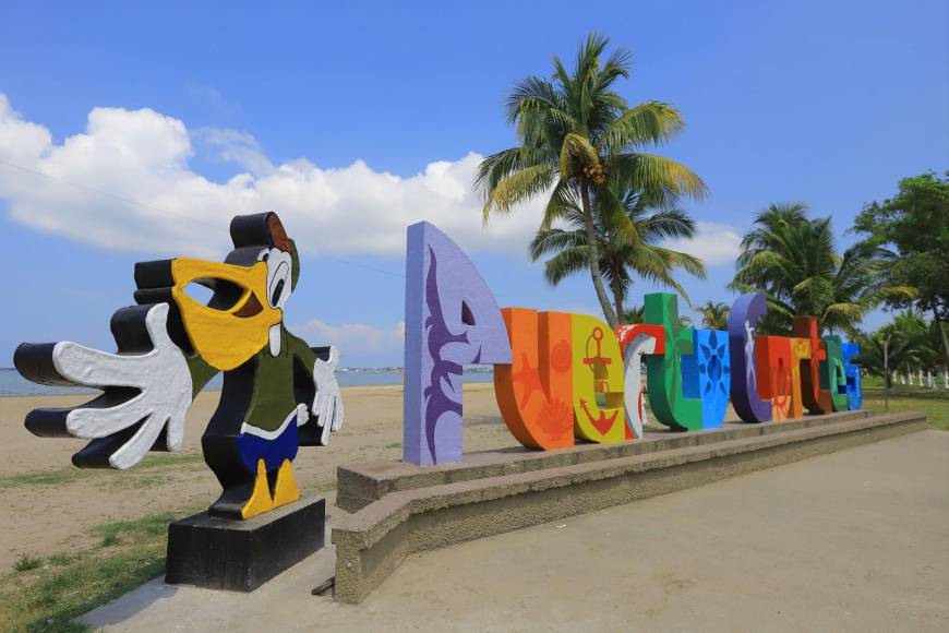 La playa municipal de El Porvenir tiene varios atractivos y lugares para que los visitantes se tomen fotografías.